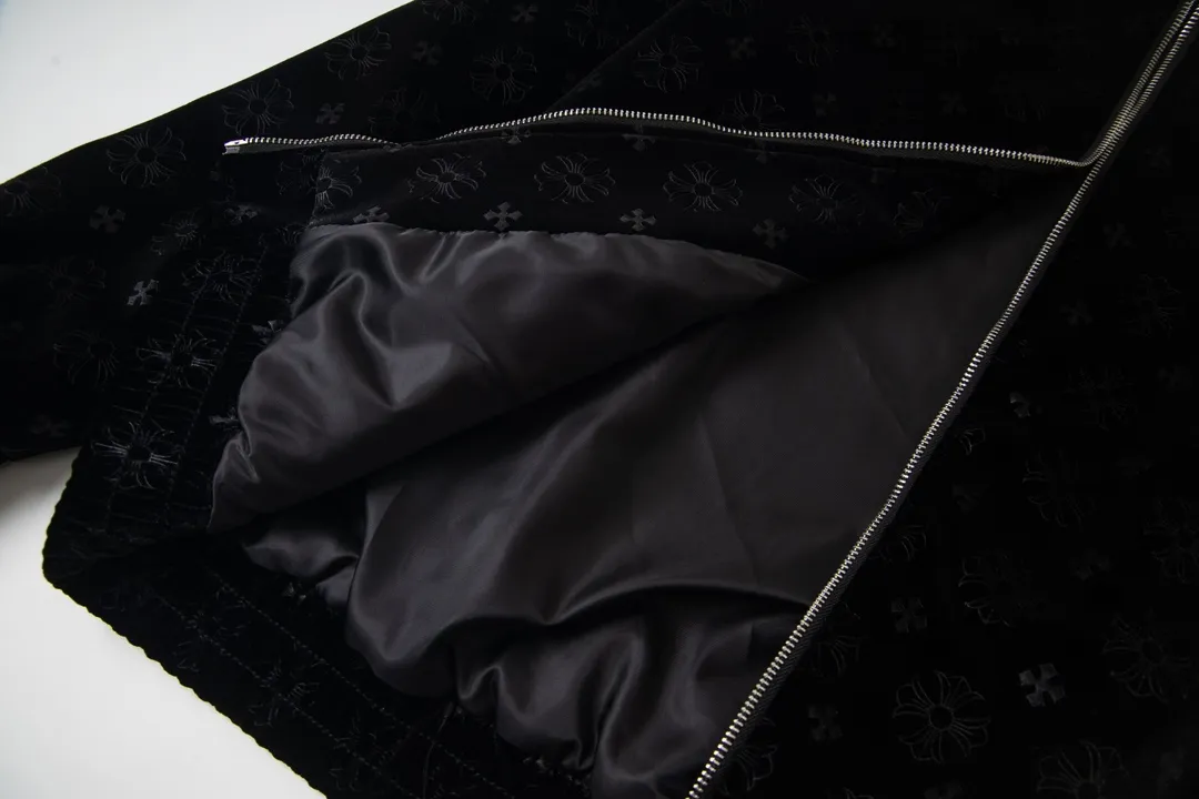 P390 Model No. Y654 Chromehearts/Chrome Hearts Dark Pattern Baseball Jacket Channel Boutique The favorite baseball jacket for trendy men and trendy women. There are versions at all levels in the market (you must compare the details). The most powerful quality control has been producing and researching baseball uniforms for 7 years. The details are exquisite. With it, you are the most beautiful boy in the world. The paint-coated full-face four-button buckle (button with LOGO), the average weight of the fabric is nearly 900 grams, and it is made of wool + eyeliner blended, custom-woven and dyed wool with high color fastness. The lining is made of silky and delicate cupro fiber! The texture is thick, the color is more uniform and beautiful, and the sharp edges and corners are full of three-dimensionality, showing laziness, casualness, and youthful vitality! size：M-XXL